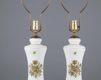 Paar satijnen glazen lampen uit het midden van de eeuw: olijfgroen bloemenmotief
