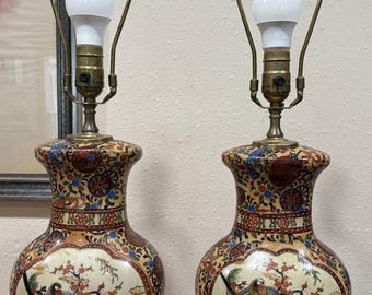 Vtg Paar japanische Satsuma Moriage Tischlampen Hand bemalt, Vögel Blumen