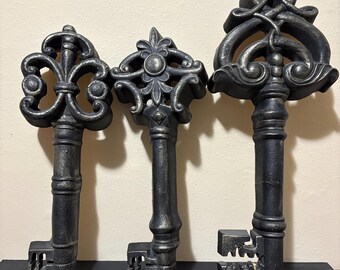 Conjunto Vintage 2001 de 3 peças de decoração de parede com chave mestra grande de 63,5 cm (25"), em fibra de vidro com estilo gótico ornamentado, ideal para cozinha e galeria de arte premium.