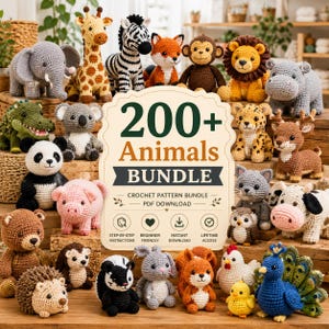 Puede incluir: Una colección de varias figuras de animales tejidas a ganchillo, incluyendo una jirafa, cebra, elefante, león y panda, rodeando un letrero central que dice 200+ Animals BUNDLE CROCHET PATTERN BUNDLE PDF DOWNLOAD con iconos de acceso.