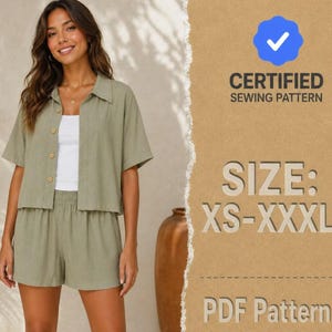 Puede incluir: Un conjunto de dos piezas en color verde salvia que consta de una camisa de manga corta con botones y pantalones cortos a juego. El texto a la derecha dice: CERTIFIED SEWING PATTERN, SIZE: XS-XXXL, PDF Pattern. Se lleva sobre una camiseta blanca.