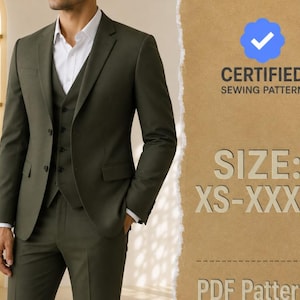 Op de afbeelding: Een olijfgroen driedelig pak bestaande uit een blazer, een vest met knopen en een broek gedragen over een wit overhemd met kraag. De afbeelding bevat de tekst CERTIFIED SEWING PATTERN, SIZE: XS-XXXL en PDF Pattern met een blauw vinkje.