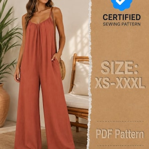 Puede incluir: Un mono de color óxido con tirantes finos, escote fruncido y pantalones de pierna ancha con bolsillos laterales. La imagen incluye el texto CERTIFIED SEWING PATTERN, SIZE: XS-XXXL y PDF Pattern sobre un fondo marrón texturizado.