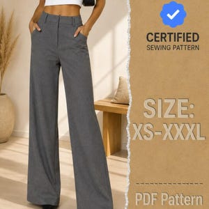 Può includere: Pantaloni grigio antracite a vita alta con gamba larga e tasche laterali. L'immagine include il testo CERTIFIED SEWING PATTERN, SIZE: XS-XXXL e PDF Pattern, accompagnato da un'icona di spunta blu su uno sfondo marrone testurizzato.