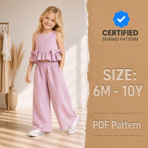 Puede incluir: Un conjunto de dos piezas que consta de un top sin mangas con volante y pantalones anchos, ambos con un patrón de cuadros vichy en color violeta claro y blanco. El top incluye pequeños lazos laterales. El texto dice: CERTIFIED SEWING PATTERN SIZE: 6M - 10Y PDF Pattern.