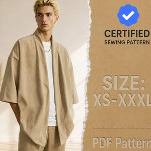 Peut inclure: Une veste style kimono beige ouverte avec des manches larges portée sur un t-shirt blanc. L'image inclut une icône de coche bleue et le texte CERTIFIED SEWING PATTERN, SIZE: XS-XXXL, et PDF Pattern sur un fond brun texturé.