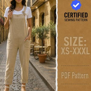 Może przedstawiać: Beżowy kombinezon typu ogrodniczki założony na biały t-shirt, posiadający kieszenie boczne i szelki. Obraz zawiera tekst CERTIFIED SEWING PATTERN, SIZE: XS-XXXL oraz PDF Pattern, wskazujący na cyfrowy wykrój krawiecki.