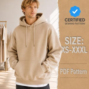 Puede incluir: Una sudadera con capucha de color beige con un bolsillo tipo canguro y cordones a juego. La imagen incluye el texto CERTIFIED SEWING PATTERN, SIZE: XS-XXXL y PDF Pattern, junto a un icono de marca de verificación azul sobre fondo marrón.