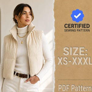 Puede incluir: Un chaleco de pana color crema sobre un suéter de cuello alto a juego y pantalones blancos. La imagen incluye el texto CERTIFIED SEWING PATTERN, SIZE: XS-XXXL y PDF Pattern, con un icono de marca de verificación azul sobre fondo beige.