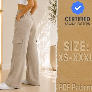 Op de afbeelding: Beige cargo broek met hoge taille, wijde pijpen en zijzakken. De afbeelding bevat de tekst CERTIFIED SEWING PATTERN, SIZE: XS-XXXL en PDF Pattern. De broek wordt gedragen met een wit topje en witte sneakers.