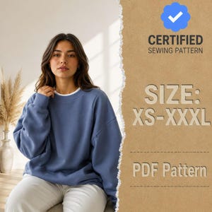 Puede incluir: Una sudadera azul de cuello redondo con mangas largas y ajuste relajado. La imagen incluye un icono de marca de verificación azul con el texto CERTIFIED SEWING PATTERN, SIZE: XS-XXXL y PDF Pattern sobre un fondo beige con borde rasgado.