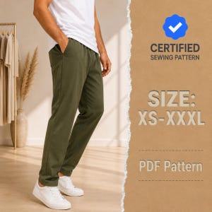 Op de afbeelding: Olijfgroene broek gecombineerd met een wit t-shirt en witte sneakers. De afbeelding bevat de tekst CERTIFIED SEWING PATTERN, SIZE: XS-XXXL en PDF Pattern, wat aangeeft dat dit een digitaal naaipatroon is voor deze broek.
