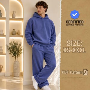 Puede incluir: Un conjunto de sudadera con capucha azul y pantalones de chándal a juego. El texto a la derecha dice: CERTIFIED SEWING PATTERN, SIZE: XS-XXXL y PDF Pattern. La prenda cuenta con capucha, mangas largas y pantalones de corte holgado.