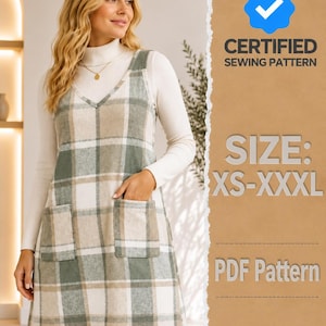 Puede incluir: Un vestido sin mangas con un patrón de cuadros verde, beige y blanco y dos bolsillos delanteros. El texto a la derecha dice CERTIFIED SEWING PATTERN, SIZE: XS-XXXL y PDF Pattern. El vestido se lleva sobre una blusa blanca de cuello alto.