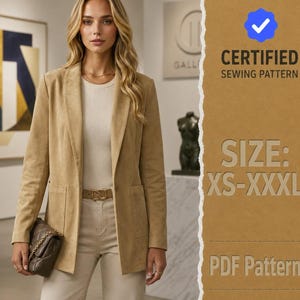 Puede incluir: Un blazer de ante color canela con mangas largas, solapa de muesca y dos bolsillos delanteros. La imagen incluye el texto CERTIFIED SEWING PATTERN, SIZE: XS-XXXL y PDF Pattern. El blazer se lleva sobre un top blanco acanalado y pantalones claros.