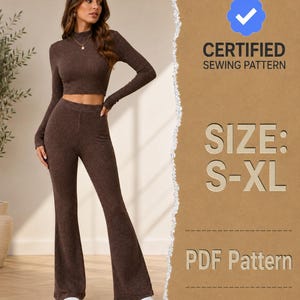Puede incluir: Un conjunto de dos piezas acanalado de color marrón que consta de un top corto de manga larga con cuello alto y pantalones acampanados a juego. La imagen incluye un icono de marca azul con el texto CERTIFIED SEWING PATTERN, SIZE: S-XL, y PDF Pattern.