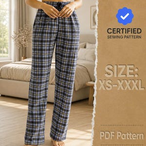 Può includere: Pantaloni da casa a quadri blu, neri e bianchi con elastico in vita e coulisse. L'immagine include il testo CERTIFIED SEWING PATTERN, SIZE: XS-XXXL e PDF Pattern. I pantaloni presentano un taglio a gamba dritta e un classico motivo a quadri.