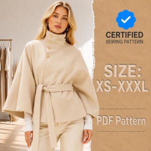 Peut inclure: Une veste style cape beige avec un col montant, quatre boutons sur le devant et une ceinture assortie. L'image contient le texte : CERTIFIED SEWING PATTERN, SIZE: XS-XXXL, et PDF Pattern, avec une icône de coche bleue sur fond brun.