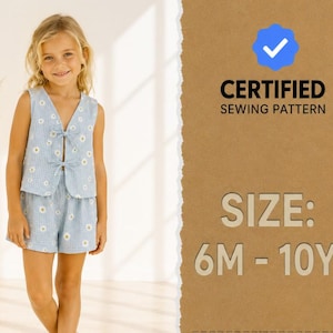 Puede incluir: Un conjunto de chaleco y pantalones cortos azul claro con textura de gofre y estampado de margaritas blancas. El chaleco tiene dos lazos frontales. El texto dice: CERTIFIED SEWING PATTERN, SIZE: 6M - 10Y. Lo lleva puesto un niño rubio.