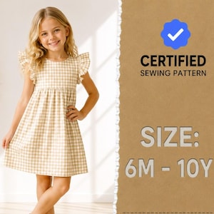 Puede incluir: Un vestido de cuadros vichy en beige y blanco con mangas de volantes y cuello redondo. El texto a la derecha dice: CERTIFIED SEWING PATTERN SIZE: 6M - 10Y. El vestido presenta un corpiño ajustado y una falda acampanada con un patrón clásico.
