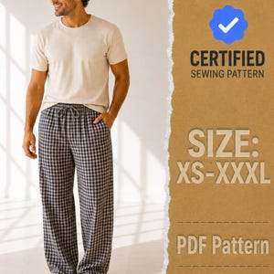 Puede incluir: Una camiseta beige de manga corta y pantalones de pijama a cuadros con cintura de cordón. La imagen incluye un icono de marca de verificación azul, el texto CERTIFIED SEWING PATTERN, SIZE: XS-XXXL y PDF Pattern sobre fondo marrón.