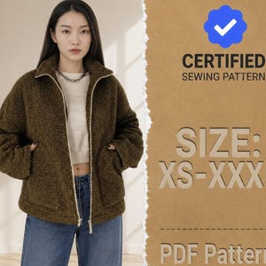 Puede incluir: Una chaqueta de forro polar tipo teddy en color verde oliva oscuro con cuello alto, mangas largas y cierre de cremallera frontal. El texto a la derecha dice: CERTIFIED SEWING PATTERN, SIZE: XS-XXXL, PDF Pattern. La chaqueta se lleva sobre una camiseta color crema y vaqueros azules.