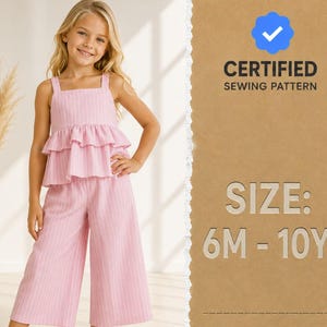 Puede incluir: Un conjunto de dos piezas de color rosa claro que incluye una blusa sin mangas con dos volantes horizontales y pantalones anchos a juego, ambos con finas rayas verticales blancas. La imagen incluye el texto CERTIFIED SEWING PATTERN SIZE: 6M - 10Y.