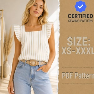 Puede incluir: Una blusa blanca sin mangas con finas rayas verticales de color tostado, con hombros con volantes y escote cuadrado. El texto a la derecha dice CERTIFIED SEWING PATTERN, SIZE: XS-XXXL y PDF Pattern. La blusa se combina con unos vaqueros azules.