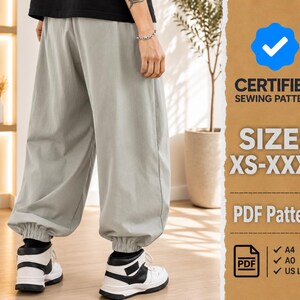 Può includere: Pantaloni grigio chiaro dal taglio ampio con polsini elastici alle caviglie. Il testo sulla destra recita: CERTIFIED SEWING PATTERN, SIZE: XS-XXXL, PDF Pattern, A4, A0, US Letter, accompagnato da un'icona di spunta blu e un'icona PDF.