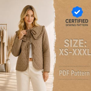 Pode incluir: Uma jaqueta acolchoada bege com um grande colarinho com babados e dois fechos de amarrar na frente. O texto à direita diz: CERTIFIED SEWING PATTERN, SIZE: XS-XXXL, PDF Pattern. A jaqueta possui mangas compridas e um padrão de costura em losango.