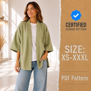 Puede incluir: Una chaqueta estilo kimono de color verde salvia abierta por delante con mangas tres cuartos, sobre una camiseta blanca y vaqueros azules. La imagen incluye el texto CERTIFIED SEWING PATTERN, SIZE: XS-XXXL y PDF Pattern con un icono de marca azul.