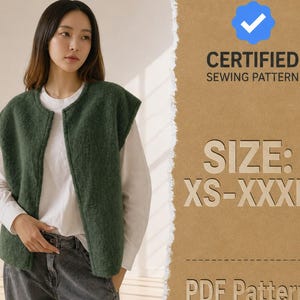 Puede incluir: Un chaleco sin mangas de color verde oscuro con cuello redondo sobre una camisa blanca de manga larga y vaqueros grises. La imagen incluye el texto CERTIFIED SEWING PATTERN, SIZE: XS-XXXL y PDF Pattern sobre un fondo marrón texturizado.