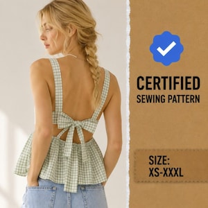 Puede incluir: Un top de cuadros vichy en verde claro y blanco con cierre de lazo en la espalda, tirantes anchos y bajo con volante. El texto a la derecha dice CERTIFIED SEWING PATTERN y SIZE: XS-XXXL, junto a una insignia azul con un check blanco.