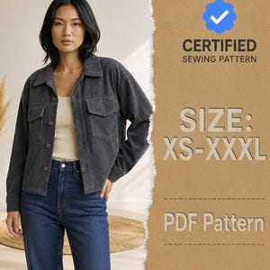 Op de afbeelding: Een donkergrijs corduroy overhemdjack met een kraag, lange mouwen en twee borstzakken. De afbeelding bevat de tekst CERTIFIED SEWING PATTERN, SIZE: XS-XXXL en PDF Pattern. Het kledingstuk wordt gedragen over een lichtgekleurde top.