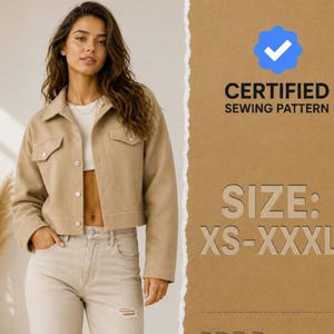 Puede incluir: Una chaqueta corta de color beige con cuello, mangas largas y botones frontales, sobre una camiseta blanca y vaqueros claros. La imagen incluye un panel marrón con un icono de marca azul y el texto: CERTIFIED SEWING PATTERN SIZE: XS-XXXL.