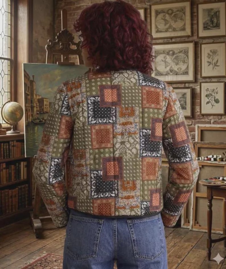 Peut inclure: Une veste &agrave; manches longues pr&eacute;sentant un motif patchwork compos&eacute; de paisley et de bandana dans des tons vert olive, orange br&ucirc;l&eacute; et noir. La veste a un ourlet droit et est port&eacute;e avec un jean bleu. Le v&ecirc;tement est vu de dos.