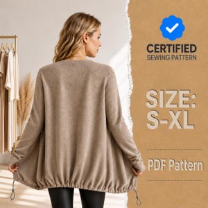 Könnte beinhalten: Eine beigefarbene Langarm-Strickjacke mit gerafftem Kordelzugsaum. Das Bild enthält den Text CERTIFIED SEWING PATTERN, SIZE: S-XL und PDF Pattern. Das Kleidungsstück ist von hinten zu sehen und hat eine weiche, strickartige Textur.
