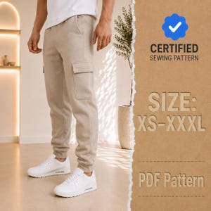 Puede incluir: Pantalones cargo de color beige con bolsillos laterales y puños acanalados, combinados con zapatillas blancas. La imagen incluye el texto CERTIFIED SEWING PATTERN, SIZE: XS-XXXL y PDF Pattern, indicando un patrón de costura para estos pantalones.