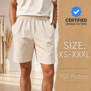 Puede incluir: Pantalones cortos de color beige con un sutil patrón de rayas verticales y cintura elástica. La imagen incluye un icono azul de verificado, el texto CERTIFIED SEWING PATTERN, SIZE: XS-XXXL y PDF Pattern sobre un fondo marrón texturizado.