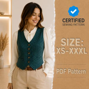 Può includere: Un gilet color verde acqua scuro con motivo pied-de-poule, cinque bottoni marroni e due tasche frontali. Il testo a destra recita: CERTIFIED SEWING PATTERN, SIZE: XS-XXXL, PDF Pattern. Il gilet è indossato sopra una camicetta color crema e pantaloni beige.