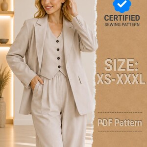 Pode incluir: Um conjunto de três peças bege composto por um blazer, um colete abotoado e calças. A imagem inclui o texto CERTIFIED SEWING PATTERN, SIZE: XS-XXXL e PDF Pattern. As peças apresentam um tom neutro e uma construção sob medida.