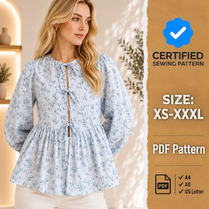 Puede incluir: Una blusa azul claro con estampado floral pequeño, mangas largas y tres lazos de cierre frontales. La imagen incluye el texto: CERTIFIED SEWING PATTERN, SIZE: XS-XXXL, PDF Pattern, e iconos para formatos de papel A4, A0 y US Letter.