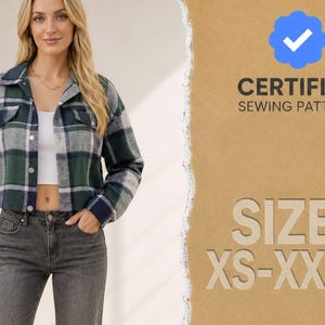 Puede incluir: Una chaqueta corta a cuadros en tonos verde oscuro, azul marino y blanco con cuello, cierre de botones y dos bolsillos en el pecho. La imagen incluye el texto CERTIFIED SEWING PATTERN y SIZE: XS-XXXL sobre un fondo marrón.