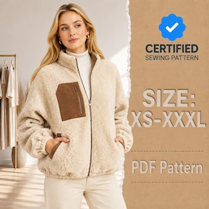 Peut inclure: Une veste zippée en polaire beige avec une poche poitrine marron et des poches latérales. L'image contient le texte CERTIFIED SEWING PATTERN, SIZE: XS-XXXL et PDF Pattern avec une icône de coche bleue. La veste possède un col montant.