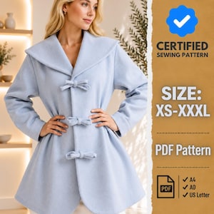 Puede incluir: Un abrigo azul claro con un cuello ancho y tres cierres en forma de lazo en la parte delantera. El texto lateral dice: CERTIFIED SEWING PATTERN, SIZE: XS-XXXL, PDF Pattern, A4, A0, US Letter.