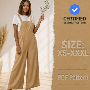 Puede incluir: Un mono color canela con piernas anchas y tirantes sobre una camiseta blanca. La imagen incluye el texto CERTIFIED SEWING PATTERN, SIZE: XS-XXXL y PDF Pattern con un icono de marca de verificación azul sobre fondo marrón.