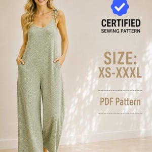 Puede incluir: Un mono color verde salvia con estampado de motas blancas, tirantes finos de lazo y bolsillos laterales. El texto dice: CERTIFIED SEWING PATTERN, SIZE: XS-XXXL, PDF Pattern. Es un patrón de costura digital para un mono de pierna ancha.