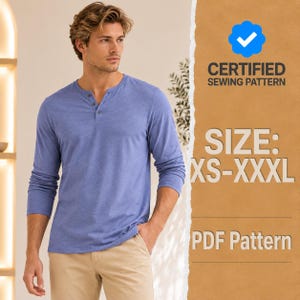 Peut inclure: Un t-shirt henley bleu à manches longues avec une patte de boutonnage à trois boutons. L'image contient le texte : CERTIFIED SEWING PATTERN, SIZE: XS-XXXL, et PDF Pattern. Le t-shirt est associé à un pantalon beige. Patron de couture.