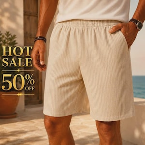 Puede incluir: Pantalones cortos de color beige con un patrón de rayas verticales y cintura elástica. Los pantalones cortos se llevan con una camiseta blanca. El texto en el lado izquierdo de la imagen dice HOT SALE 50% OFF en letras doradas sobre un fondo oscuro.