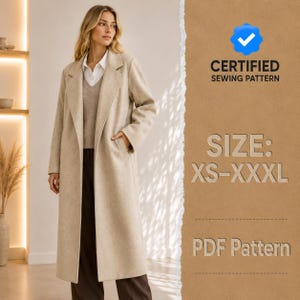 Könnte beinhalten: Ein langer beigefarbener Mantel über einem weißen Hemd mit Kragen und einer dunklen Hose. Das Bild enthält ein braunes Feld mit dem Text CERTIFIED SEWING PATTERN, SIZE: XS-XXXL und PDF Pattern sowie einem blauen Häkchen-Symbol oben.